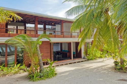 Dharavandhoo House | Relax at Aveyla Manta Village with Oceanfront Views