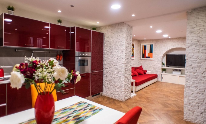 Borgo Vecchio Apartment | Central AVG CityCenter Apartment with Gourmet Breakfast