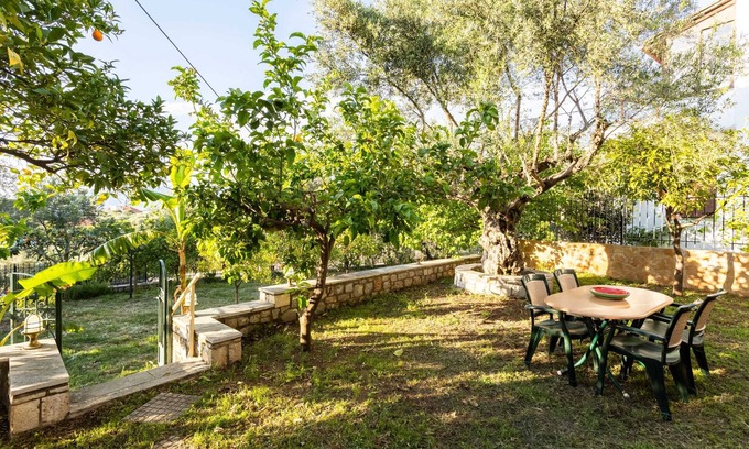 Avia House | Avia's Seaside Hideaway: Family-Friendly with Lush Garden