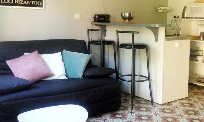 Avignon Cottage | Beautiful Avignon Guest Cottage with Garden & Family Amenities