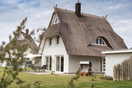 Am Salzhaff House | Cozy Aviva Retreat with Fireplace & Sauna for Families