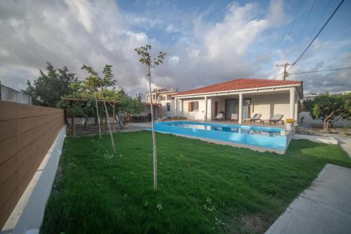 Kokinos Pirgos Villa | Experience Avli Guest House: Oceanfront Retreat with Pool