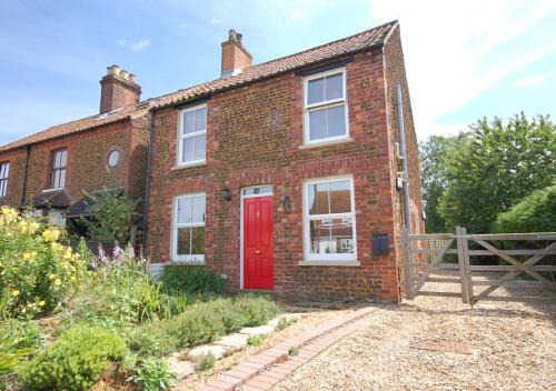 Dersingham House | Cozy Avocet Cottage: Family and Pet Friendly Retreat
