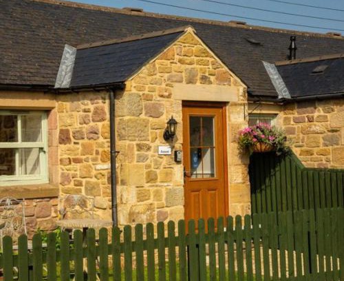 Belford Ski Chalet | Inviting Avocet Cottage: Pet-Friendly with Breakfast & Kitchen