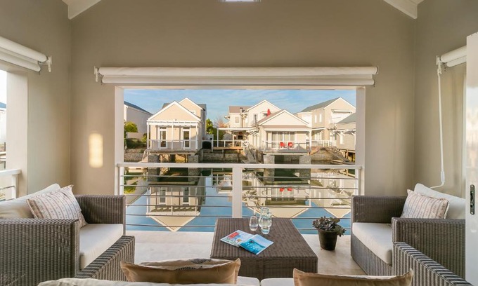 Knysna House | Elegant Avocet Nest on Thesen Island with Ocean View