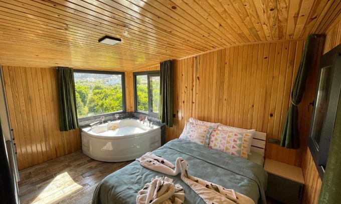 Yaniklar House | Relax at Avohomes with Family-Friendly Amenities & Hot Tub