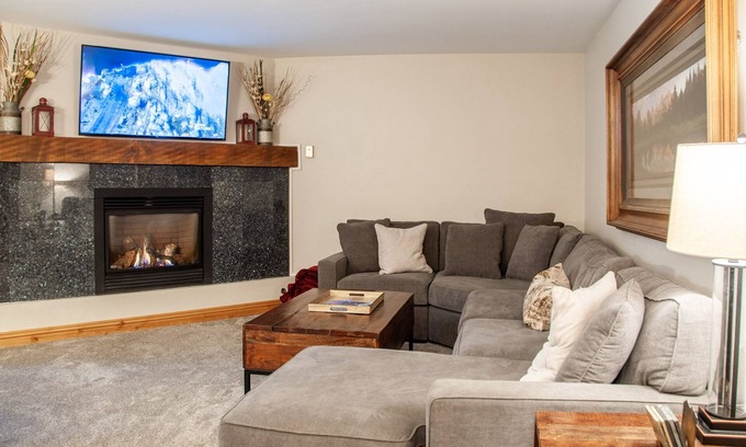 Avon Condo | Avon Condo: Ideal Location with Pool, Spa & Family Comfort