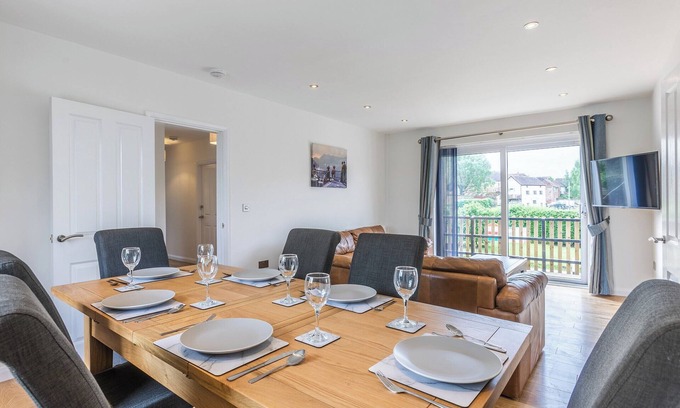 Tewkesbury Cottage | Ideal 3 Bedroom Retreat in Tewkesbury with Lake Views