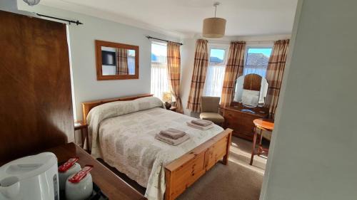 Lee-on-the-Solent House | Charming Avon Manor Guest House with Ocean View & Great Ratings