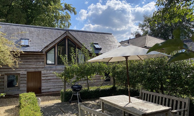 Salisbury Cottage | Romantic AVON TURN VIEW with Garden & Breakfast in Alderbury