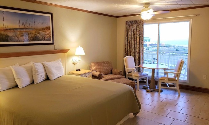 Cape May Hotel | Relaxing Avondale by the Sea Motel with Pool & Restaurant