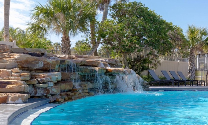 Palm Coast Hotel | Adventure Awaits at Painters Hill Beach with Pool & Kitchen!