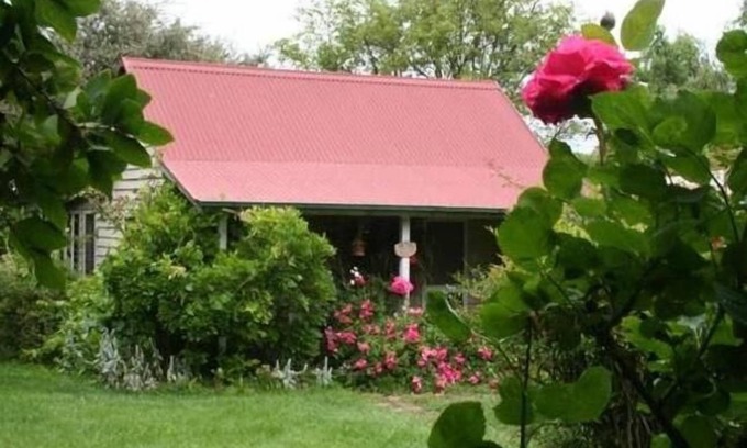 Dangarsleigh Bed & Breakfast | Charming Poppys Cottage B&B Farmstay with Pool & Breakfast