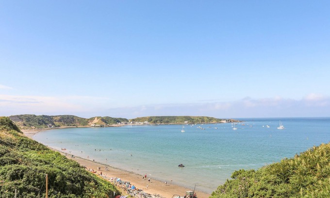 Garn Fadryn Cottage | AWEL Y MOR: Pet-Friendly Cottage with Ocean Views
