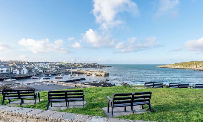 Cemaes Bay Apartment | Inviting 2-Bedroom Accommodation in Cemaes with Ocean Views