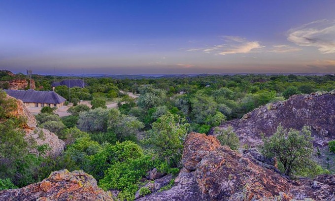 Tshikuyu Cabin | Relax at Awelani Lodge: Family-Friendly with Pool & Breakfast