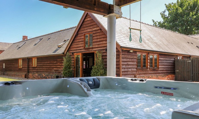 Llanfair Caereinion Cottage | Pet-Friendly Awelfan Cottage with Spa and Hot Tub Access