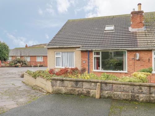 Rhos on Sea House | Pet-Friendly Awelon: Highly Rated Getaway for Families