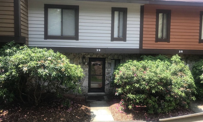 Seven Springs House | Inviting 7 Springs Townhouse with Pool & Kitchen Access