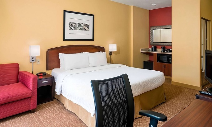 West Dundee House | Discover Prime Amenities: Indoor Pool & Free Parking!
