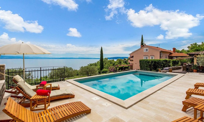 Donji Kraj Apartment | Charming 1 Bedroom Retreat with Ocean View in Moscenicka Draga