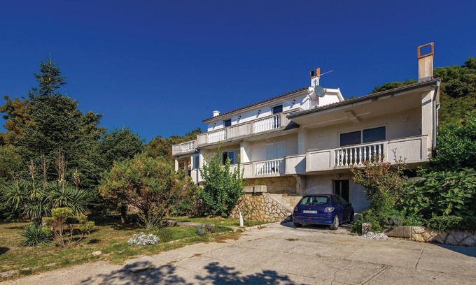 Supetarska Draga Apartment | Cozy Island Apartment with Ocean View and Spa Amenities