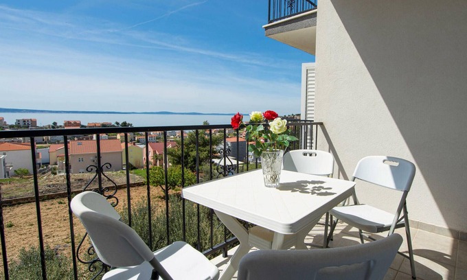 Podstrana Apartment | Cozy Apartment with Ocean View and Pet-Friendly Amenities