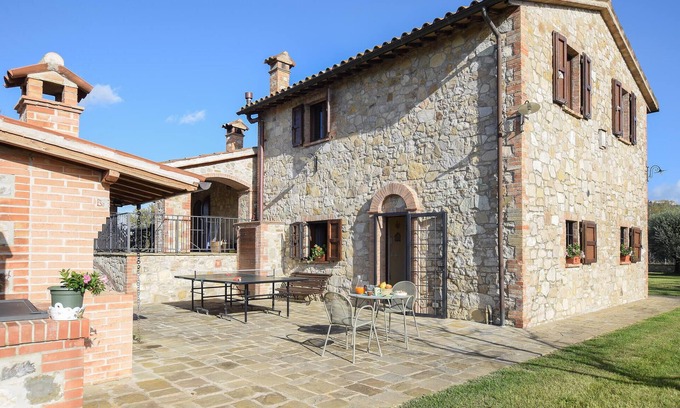 Fratta Apartment | Inviting Vacation Apartment with Fenced Garden & Pet Friendly