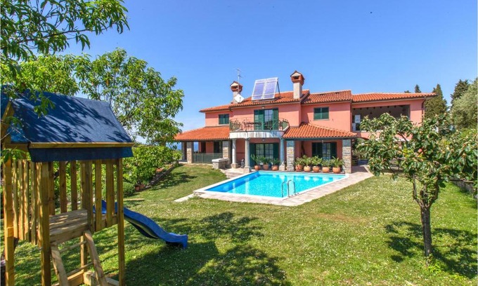 Piran Apartment | Ideal 3-Bedroom Apartment in Portoroz with Sauna & Wifi