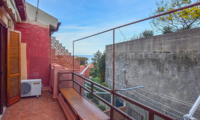 Acquarone Apartment | Cozy 1 Bedroom Getaway in Acqualadrone with Lake View