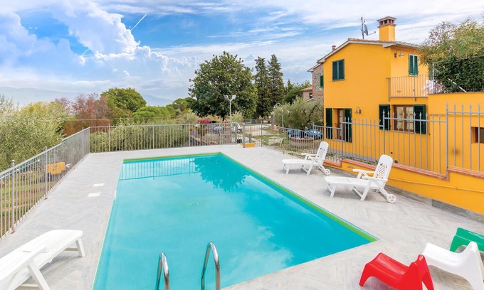 Giugnano Apartment | Spacious 3-Bedroom Accommodation in Casalguidi with Pool