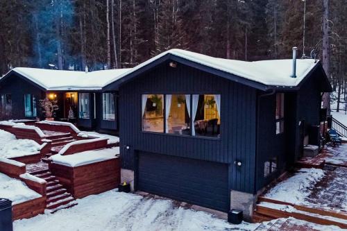Bragg Creek House | Ideal Family Getaway in Bragg Creek with Hot Tub & Pets Welcome
