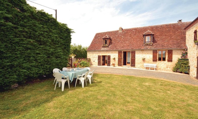 La Chapelle-Saint-Jean House | Family-Friendly 3 Bedroom Stay in La-Chapelle-Saint-Jean
