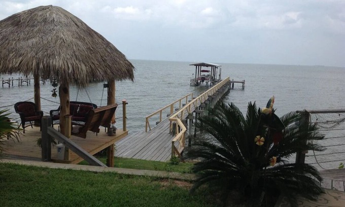Bacliff Apartment | Experience Island Time with Amazing Bay Sunsets & Amenities!