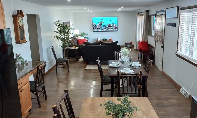 Manteno House | Perfect Family Retreat with Two King Beds & Smart TVs