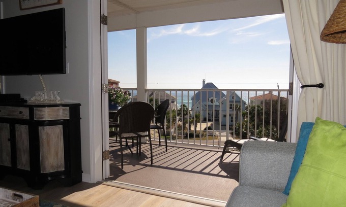 Gulf Place Condo | Inviting Gulf View Condo with Free WiFi & Pool Access