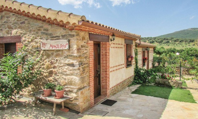 Aldeanueva de la Sierra House | Cozy Apartment in Aldeanueva de la Sierra with Lake View
