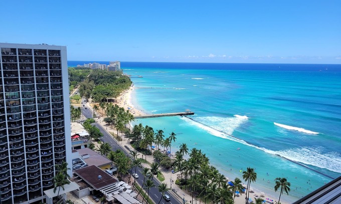 Waikiki Condo | Beachfront Condo on Waikiki with Ocean Views & Pool Access