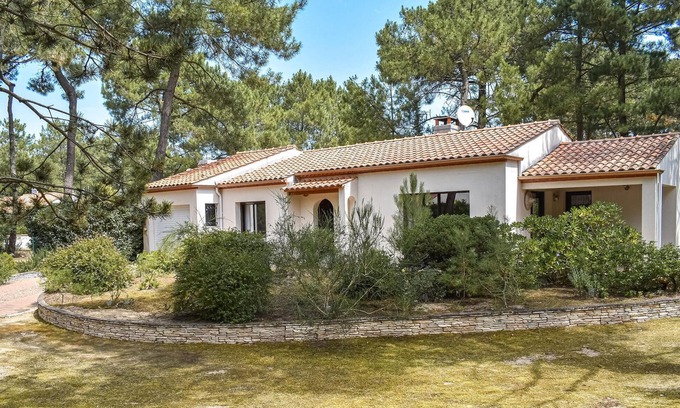 La Faute-sur-Mer House | Cozy 2-Bedroom Retreat in La Faute sur Mer with Ocean Views