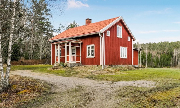 Arjang House | Discover Övre Blomsjön: A Perfect Hiking Getaway