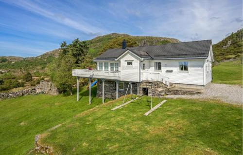 Gulen Municipality House | Cozy Home in Ånneland with Free Wifi for Family Fun