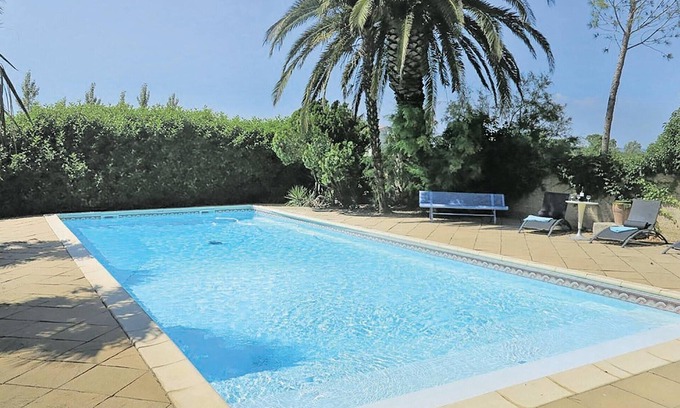 Albaron House | Spacious Retreat: Six Bedrooms for up to 14 Guests