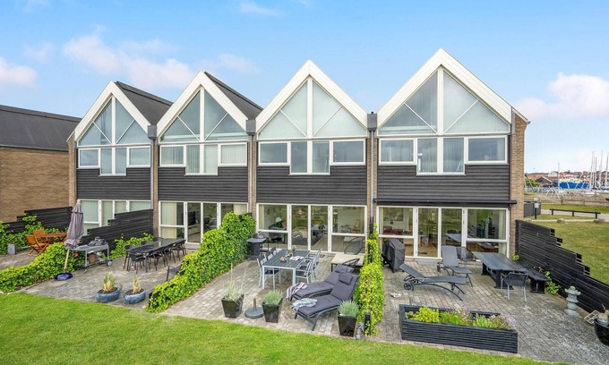 Assens House | Family-Friendly 3 Bedroom Retreat with Ocean and Lake Views