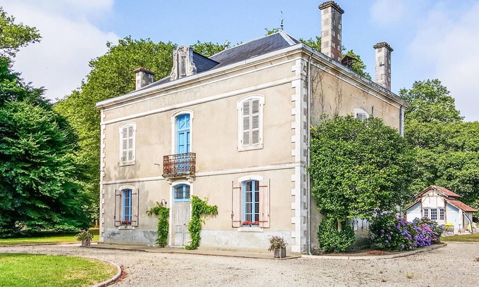 Beylongue House | Traditional House with Private Pool and Family-Friendly Amenities