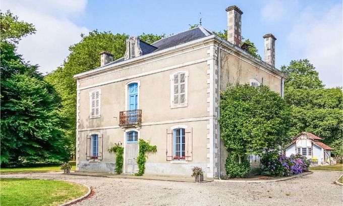 Beylongue House | Inviting Home in Beylongue with Pool and Child-Friendly Amenities