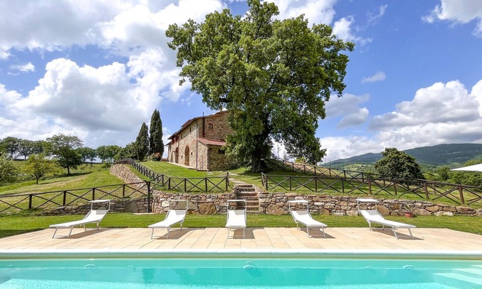 Bibbiena House | Relaxing Getaway with Countryside Views and Pool Access