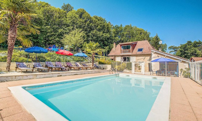 Blis-et-Born House | Perfect 4 Bedroom Retreat in Blis et Born with Pool & Spa