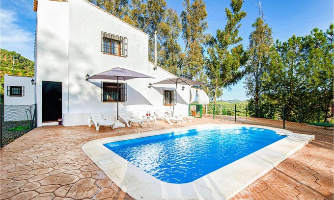 Colmenar House | Convenient Pet-Friendly Retreat in Colmenar with Kitchen
