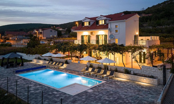 Dicmo House | Inviting Vacation Home with Pool and Spa near Split