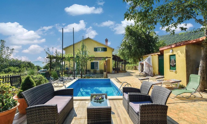 Dicmo House | Comfortable 3 Bedroom Retreat with Private Pool in Dicmo
